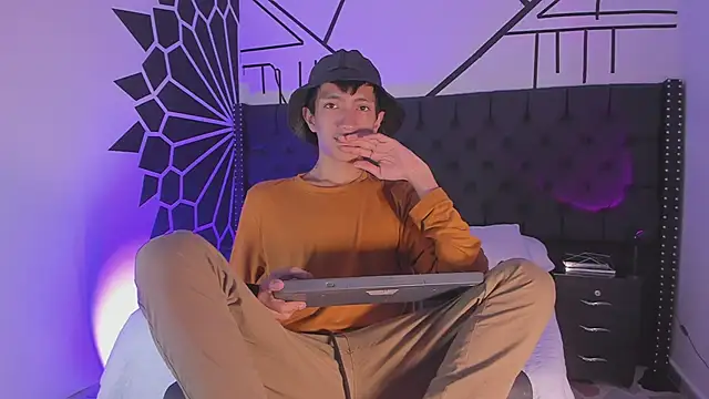 Snapshot of DereckCooperr chatting on 02/12/25, 03:29 DereckCooperr online show from 02/12/25, 03:29