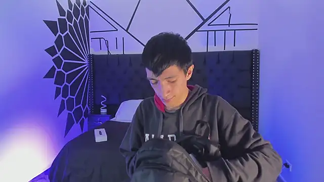 Snapshot of DereckCooperr chatting on 02/16/25, 09:05 DereckCooperr online show from 02/16/25, 09:05