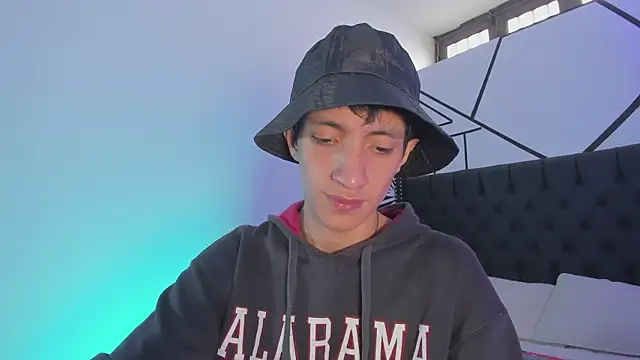 Snapshot of DereckCooperr chatting on 02/19/25, 08:31 DereckCooperr online show from 02/19/25, 08:31