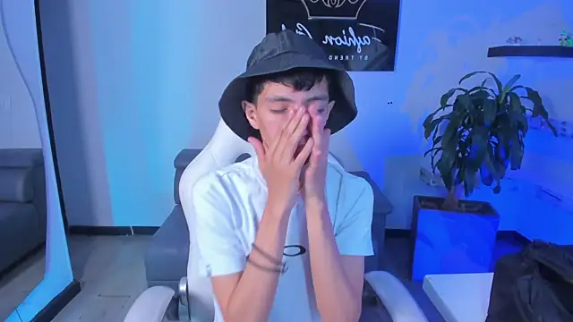 Snapshot of DereckCooperr chatting on 03/16/25, 09:47 DereckCooperr online show from 03/16/25, 09:47