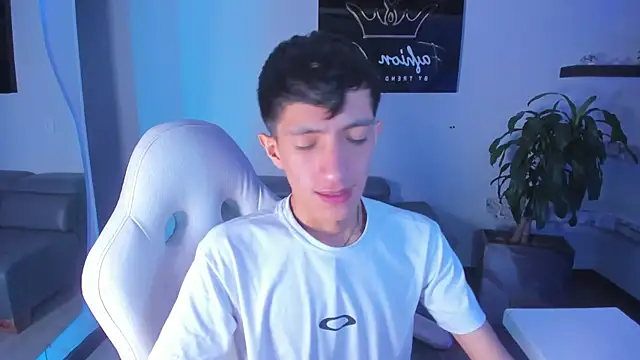 Snapshot of DereckCooperr chatting on 03/17/25, 03:57 DereckCooperr online show from 03/17/25, 03:57