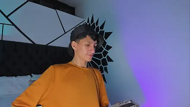 Snapshot of DereckCooperr chatting on 03/19/25, 03:20 DereckCooperr online show from 03/19/25, 03:20