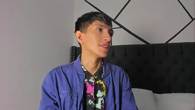 Snapshot of DereckCooperr chatting on 03/19/25, 08:43 DereckCooperr online show from 03/19/25, 08:43