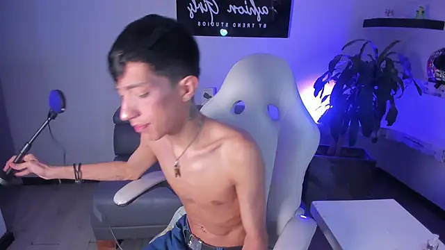 Snapshot of DereckCooperr chatting on 03/23/25, 12:47 DereckCooperr online show from 03/23/25, 12:47