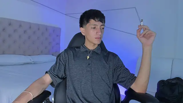 Snapshot of DereckCooperr chatting on 10/03/25, 08:50 DereckCooperr online show from 10/03/25, 08:50