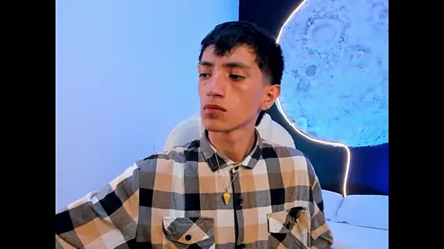 Snapshot of DereckCooperr chatting on 10/05/25, 09:56 DereckCooperr online show from 10/05/25, 09:56