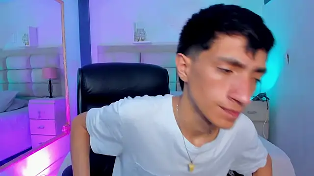 Snapshot of DereckCooperr chatting on 10/06/25, 09:01 DereckCooperr online show from 10/06/25, 09:01