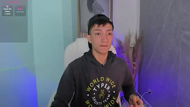 Snapshot of DereckCooperr chatting on 04/06/26, 10:54 DereckCooperr online show from 04/06/26, 10:54