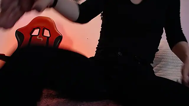 Snapshot of Katy_Van chatting on 11/13/25, 08:41 Katy Van online show from 11/13/25, 08:41