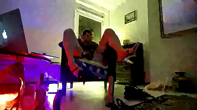 Snapshot of CharlotteVixxens chatting on 10/19/25, 02:12 CharlotteVixxens online show from 10/19/25, 02:12