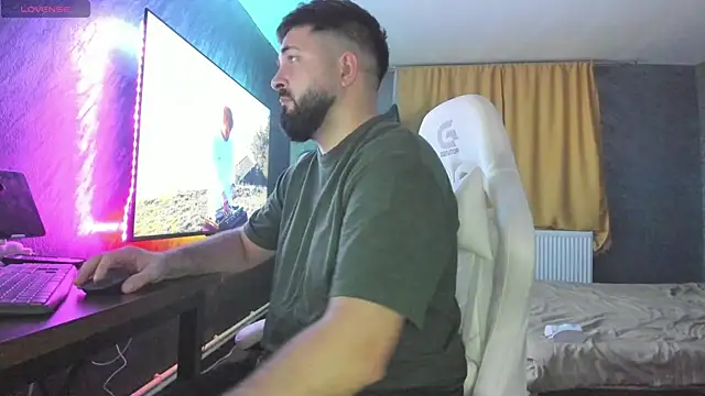 Snapshot of Eduu2322 chatting on 12/20/25, 10:17 Eduu2322 online show from 12/20/25, 10:17