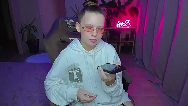 Snapshot of HelloRoxy chatting on 12/03/24, 12:46 HelloRoxy online show from 12/03/24, 12:46