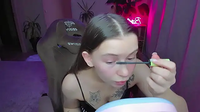 Snapshot of HelloRoxy chatting on 12/05/24, 06:33 HelloRoxy online show from 12/05/24, 06:33