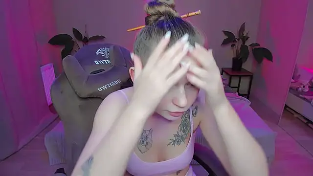 Snapshot of HelloRoxy chatting on 12/14/24, 09:13 HelloRoxy online show from 12/14/24, 09:13