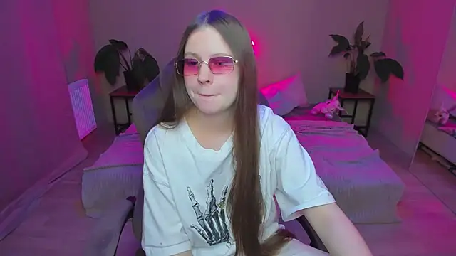 Snapshot of HelloRoxy chatting on 12/17/24, 12:23 HelloRoxy online show from 12/17/24, 12:23