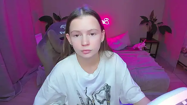 Snapshot of HelloRoxy chatting on 12/17/24, 10:11 HelloRoxy online show from 12/17/24, 10:11