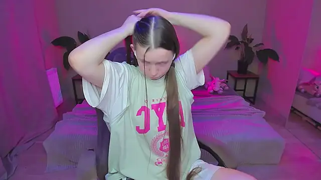 Snapshot of HelloRoxy chatting on 12/18/24, 06:25 HelloRoxy online show from 12/18/24, 06:25