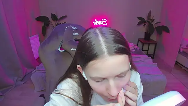 Snapshot of HelloRoxy chatting on 12/19/24, 09:17 HelloRoxy online show from 12/19/24, 09:17