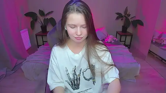 Snapshot of HelloRoxy chatting on 12/20/24, 12:41 HelloRoxy online show from 12/20/24, 12:41