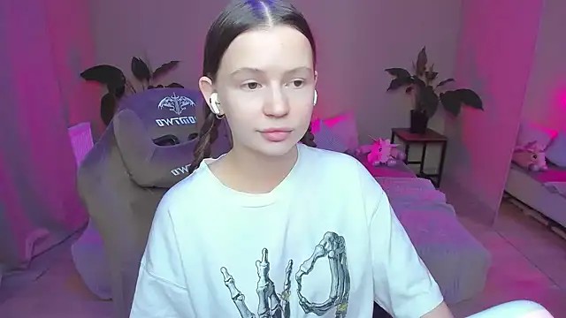 Snapshot of HelloRoxy chatting on 12/20/24, 08:34 HelloRoxy online show from 12/20/24, 08:34