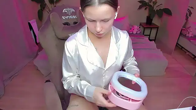 Snapshot of HelloRoxy chatting on 12/26/24, 02:12 HelloRoxy online show from 12/26/24, 02:12