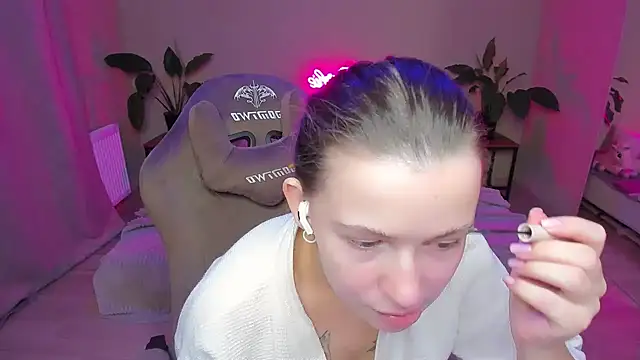 Snapshot of HelloRoxy chatting on 12/29/24, 12:09 HelloRoxy online show from 12/29/24, 12:09