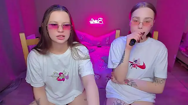 Snapshot of HelloRoxy chatting on 01/13/25, 10:45 HelloRoxy online show from 01/13/25, 10:45