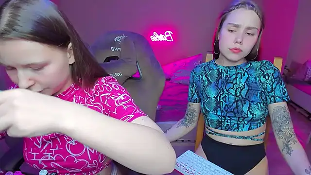 Snapshot of HelloRoxy chatting on 01/29/25, 10:32 HelloRoxy online show from 01/29/25, 10:32