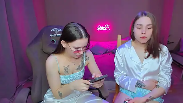 Snapshot of HelloRoxy chatting on 03/02/25, 12:43 HelloRoxy online show from 03/02/25, 12:43