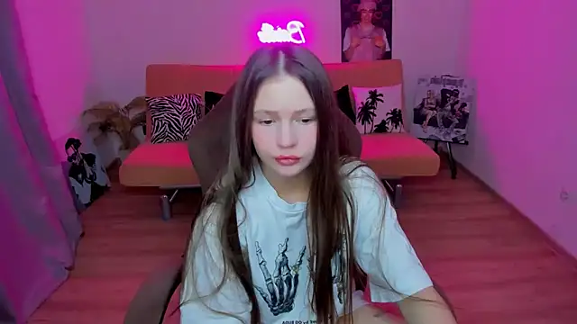 Snapshot of HelloRoxy chatting on 10/19/25, 02:40 HelloRoxy online show from 10/19/25, 02:40