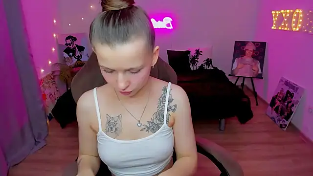 Snapshot of HelloRoxy chatting on 11/03/25, 07:15 HelloRoxy online show from 11/03/25, 07:15