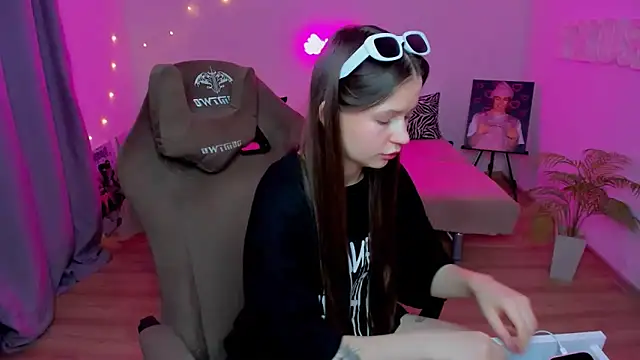 Snapshot of HelloRoxy chatting on 11/24/25, 07:13 HelloRoxy online show from 11/24/25, 07:13