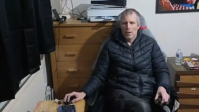 Snapshot of tall_guy323 chatting on 01/22/25, 04:33 tall guy323 online show from 01/22/25, 04:33