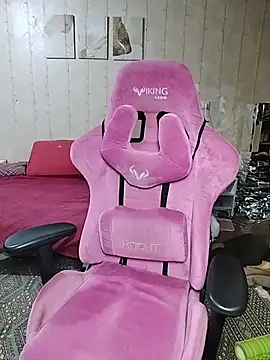 Snapshot of DenisHailey chatting on 04/16/26, 08:09 DenisHailey online show from 04/16/26, 08:09