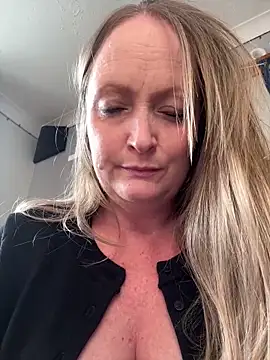 Snapshot of HoneyBluex chatting on 03/20/26, 01:05 HoneyBluex online show from 03/20/26, 01:05