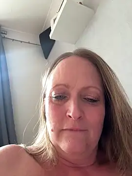 Snapshot of HoneyBluex chatting on 04/09/26, 12:10 HoneyBluex online show from 04/09/26, 12:10