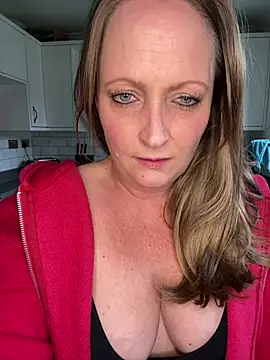 Snapshot of HoneyBluex chatting on 04/15/26, 11:28 HoneyBluex online show from 04/15/26, 11:28