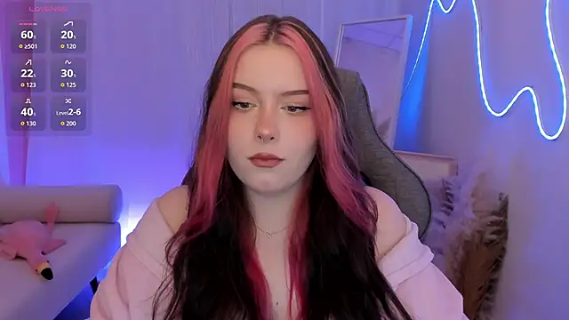 Snapshot of CoralineKeyns chatting on 04/17/26, 05:32 CoralineKeyns online show from 04/17/26, 05:32