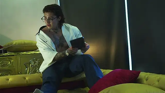 dantecoppolaa  online show from 10/05/25, 08:07