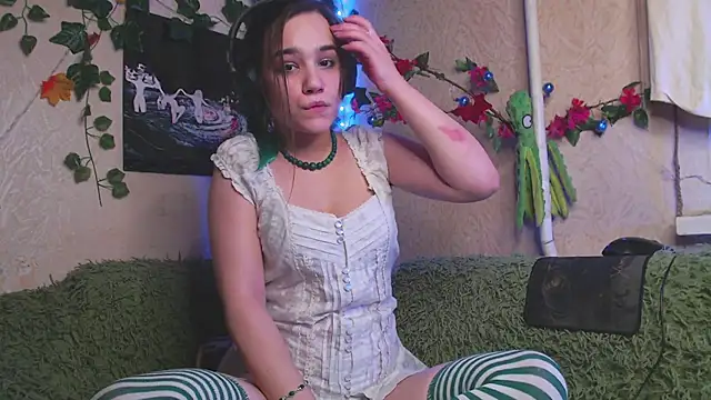 Tiny Witch online show from 10/30/25, 10:43