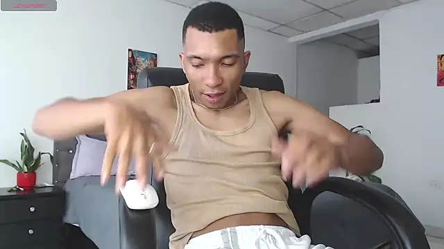 Snapshot of Aaronblack1_ chatting on 04/18/26, 04:00 Aaronblack1 online show from 04/18/26, 04:00