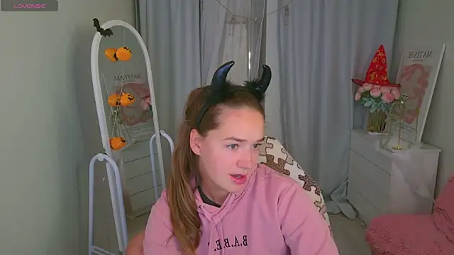 LovelyJessie online show from 10/29/25, 04:20