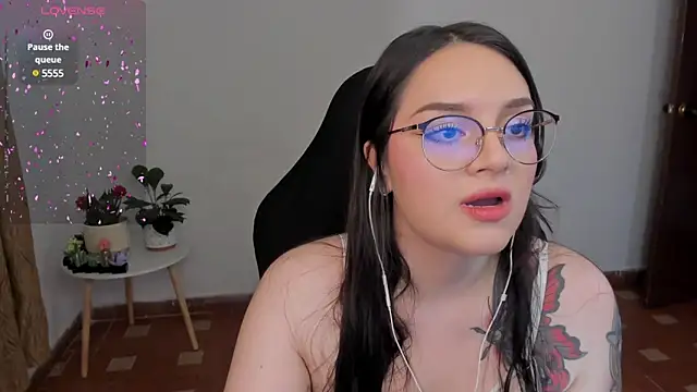 Snapshot of anaveleeez chatting on 12/14/24, 02:56 anaveleeez online show from 12/14/24, 02:56