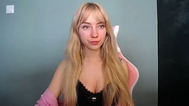 LuciaYoung online show from 05/04/26, 06:31