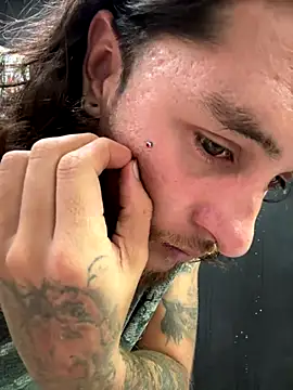 Snapshot of raymon616 chatting on 12/14/25, 09:41 raymon616 online show from 12/14/25, 09:41