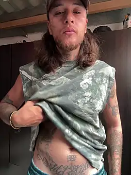 Snapshot of raymon616 chatting on 04/21/26, 12:44 raymon616 online show from 04/21/26, 12:44