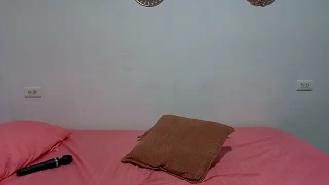 Snapshot of Issa_Km_ chatting on 12/20/25, 11:34 Issa Km online show from 12/20/25, 11:34