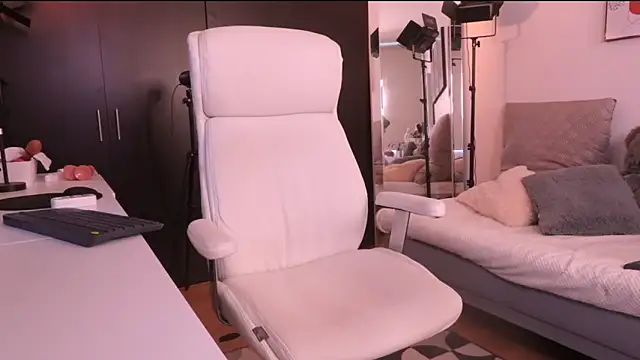 Anah s online show from 12/14/25, 04:23