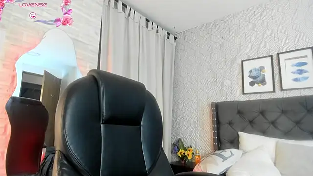 Snapshot of emma__smith1 chatting on 02/04/25, 03:36 emma smith1 online show from 02/04/25, 03:36