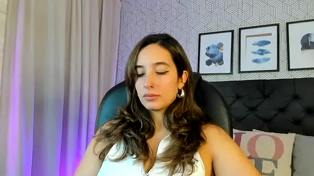 Snapshot of emma__smith1 chatting on 02/13/25, 12:21 emma smith1 online show from 02/13/25, 12:21